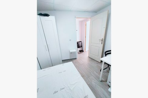 C/Escola 8, 3º izq - Habitación/Room #3